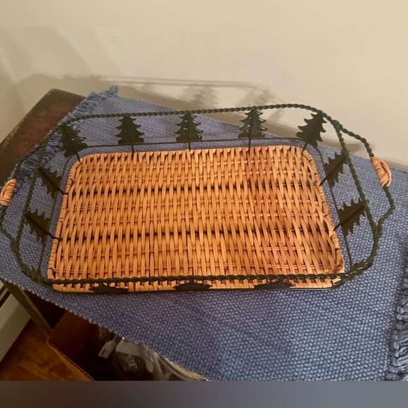 ❌SOLD❌ Christmas Tree 13x9 Baking Dish Holder Metal With Woven Tray Basket - Picture 2 of 4